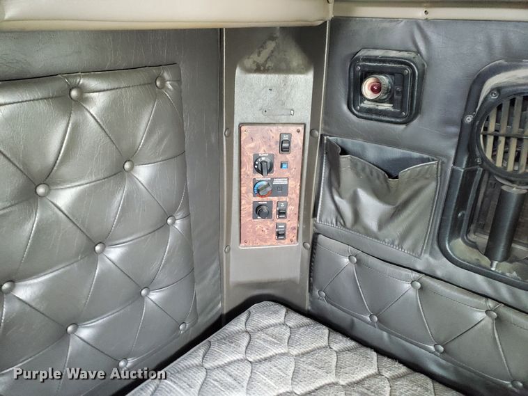 image for item HW9636 2007 International 9400  semi truck