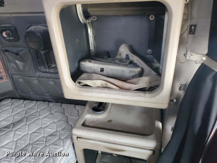 image for item HW9636 2007 International 9400  semi truck