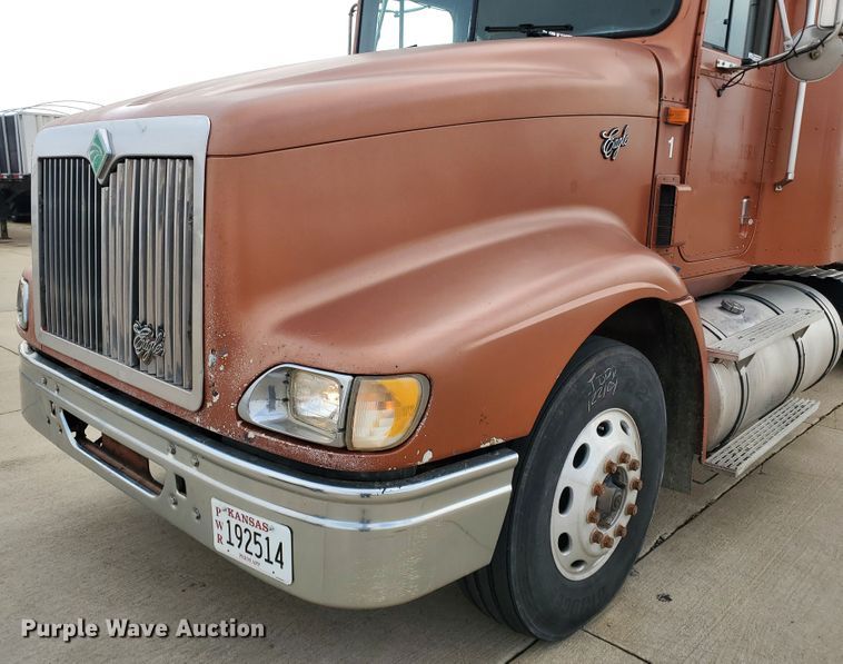 image for item HW9636 2007 International 9400  semi truck