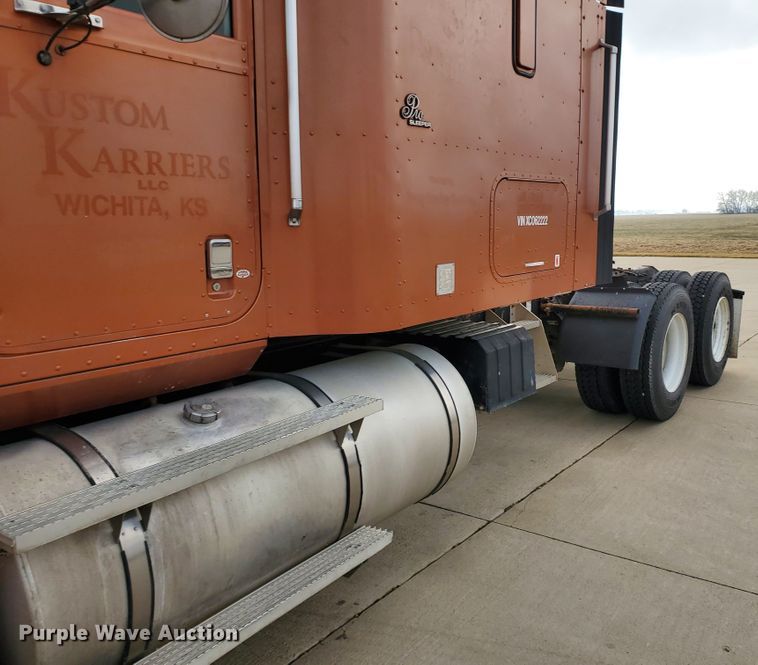 image for item HW9636 2007 International 9400  semi truck