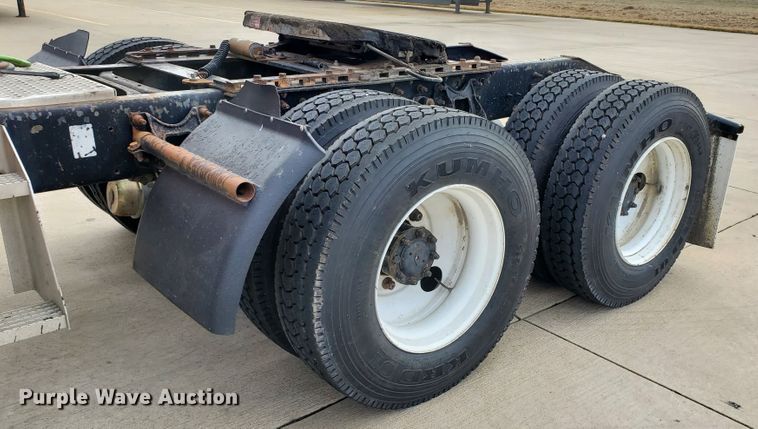 image for item HW9636 2007 International 9400  semi truck