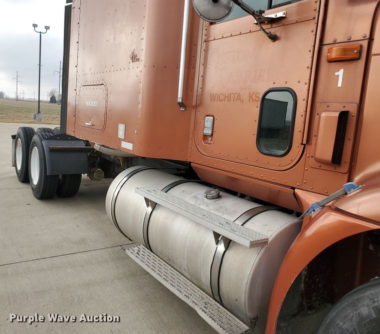 image for item HW9636 2007 International 9400  semi truck