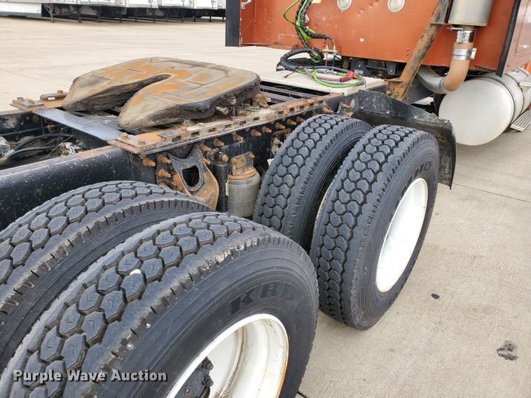 image for item HW9636 2007 International 9400  semi truck