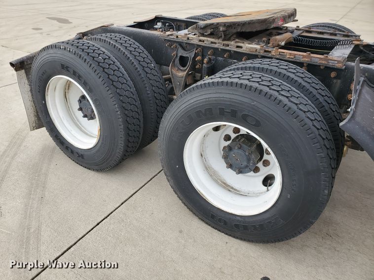 image for item HW9636 2007 International 9400  semi truck