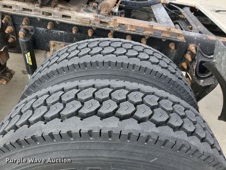 image for item HW9636 2007 International 9400  semi truck