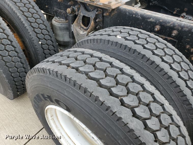 image for item HW9636 2007 International 9400  semi truck