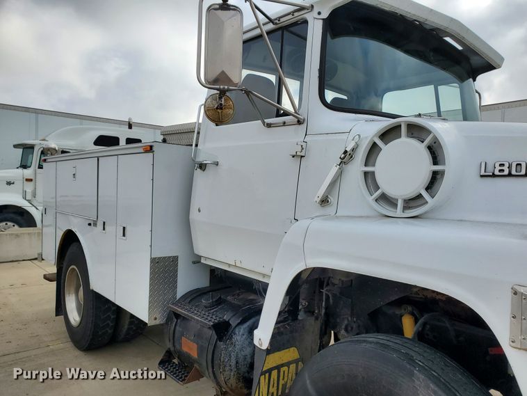 image for item HW9637 1987 Ford LN8000  utility / service truck