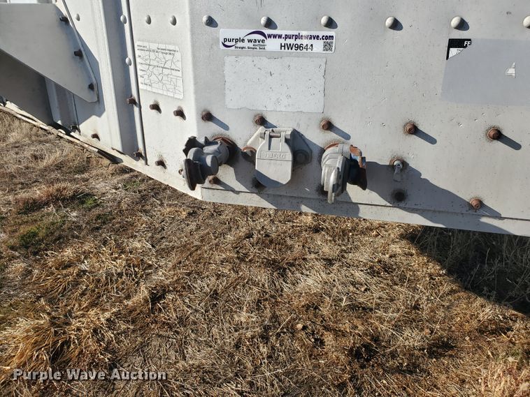 image for item HW9644 1988 Merritt livestock trailer