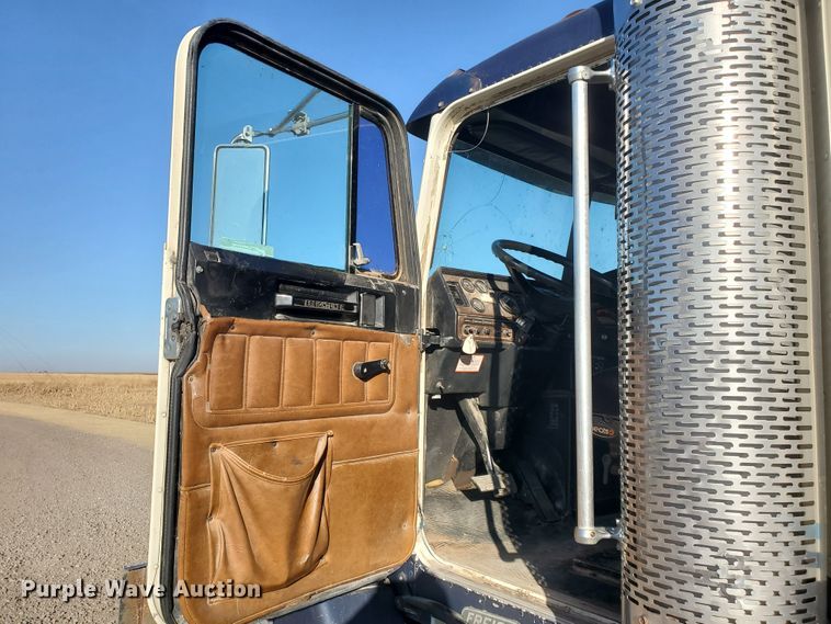 image for item HW9645 1995 Freightliner FLD120  semi truck