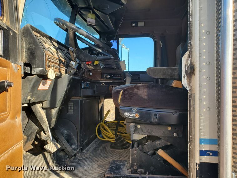 image for item HW9645 1995 Freightliner FLD120  semi truck