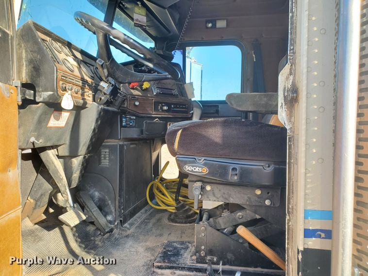 image for item HW9645 1995 Freightliner FLD120  semi truck