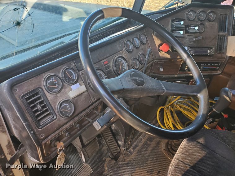 image for item HW9645 1995 Freightliner FLD120  semi truck