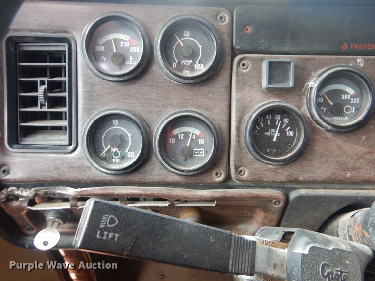 image for item HW9804 1992 Freightliner FLD120  semi truck