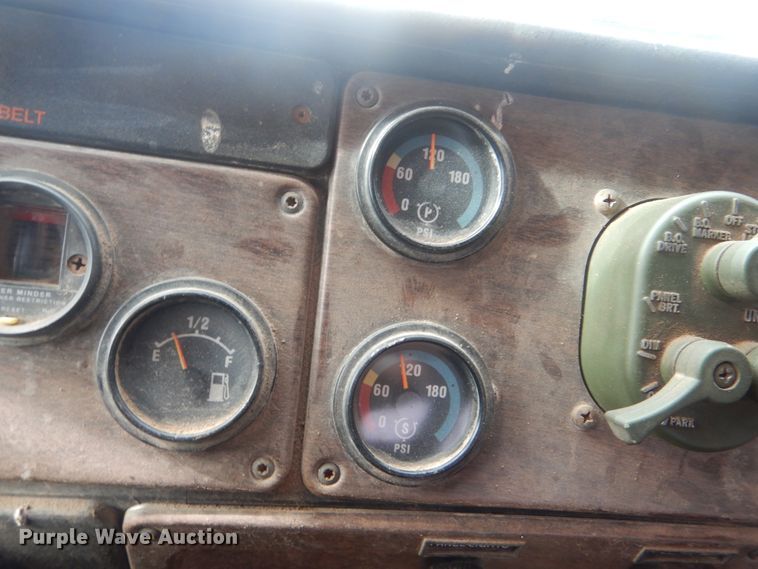 image for item HW9804 1992 Freightliner FLD120  semi truck