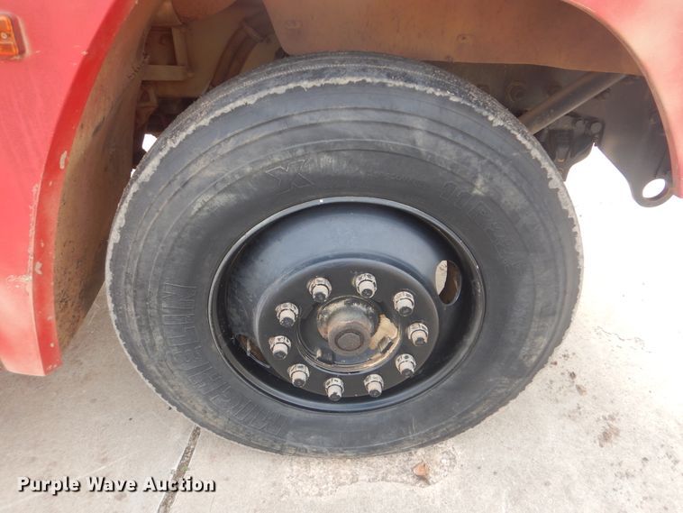 image for item HW9804 1992 Freightliner FLD120  semi truck