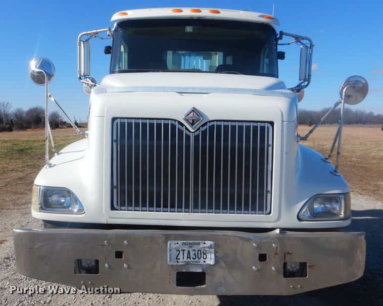 image for item HX9081 2004 International 9400i  semi truck