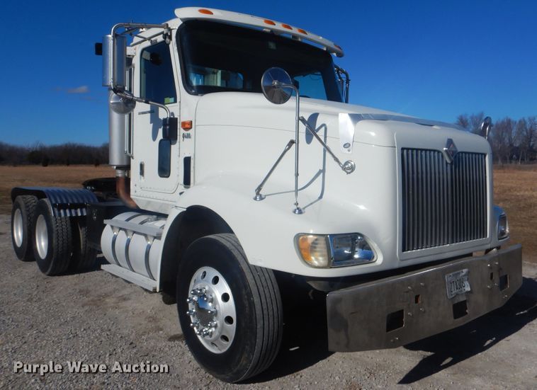 image for item HX9081 2004 International 9400i  semi truck