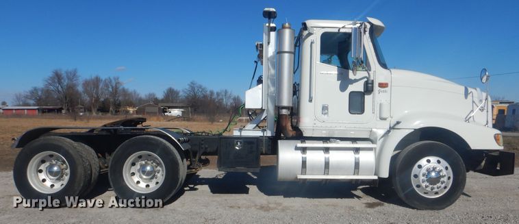 image for item HX9081 2004 International 9400i  semi truck