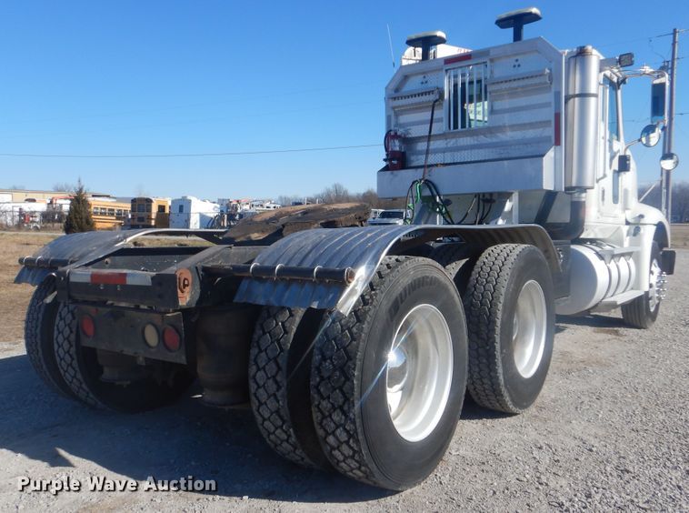 image for item HX9081 2004 International 9400i  semi truck