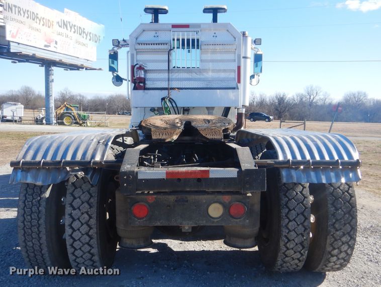 image for item HX9081 2004 International 9400i  semi truck