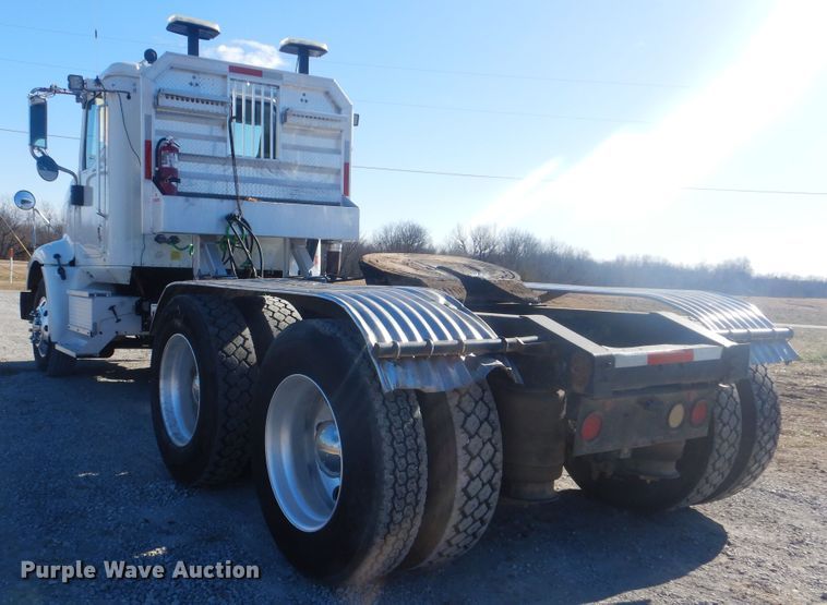 image for item HX9081 2004 International 9400i  semi truck