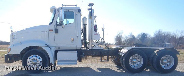 image for item HX9081 2004 International 9400i  semi truck