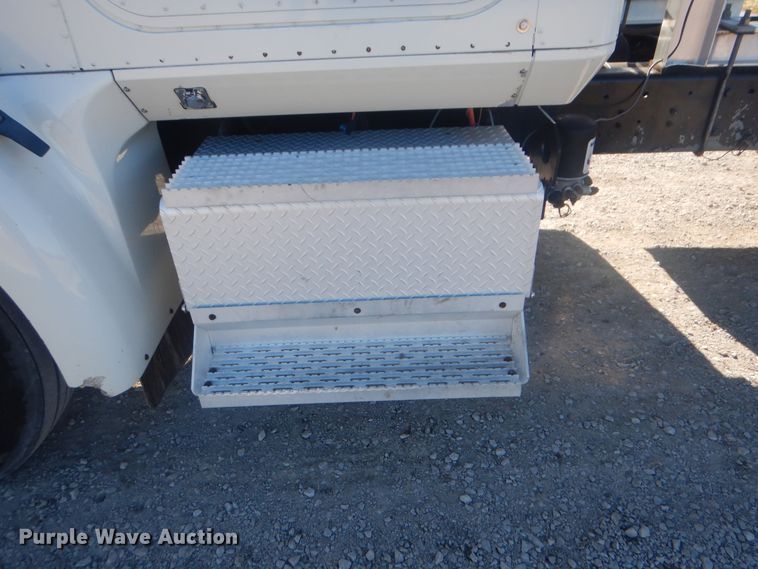 image for item HX9081 2004 International 9400i  semi truck