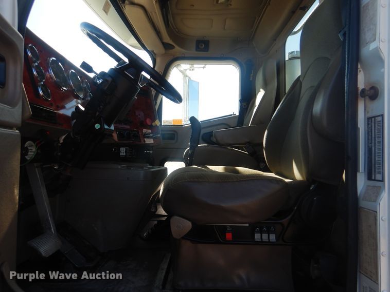 image for item HX9081 2004 International 9400i  semi truck