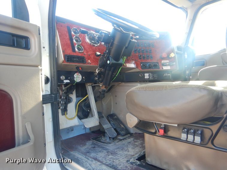 image for item HX9081 2004 International 9400i  semi truck