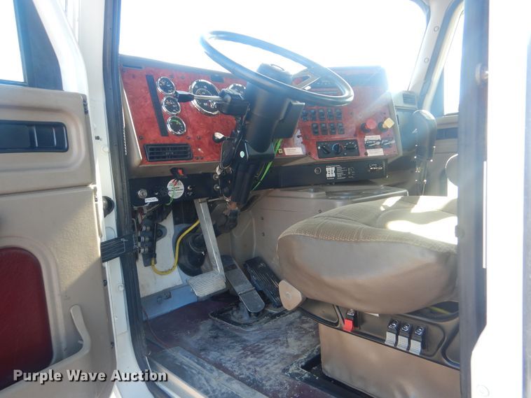 image for item HX9081 2004 International 9400i  semi truck