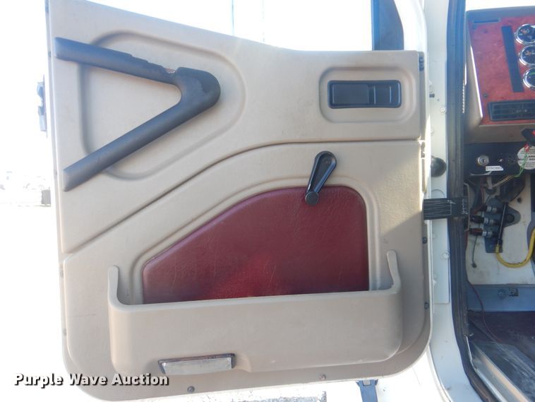 image for item HX9081 2004 International 9400i  semi truck