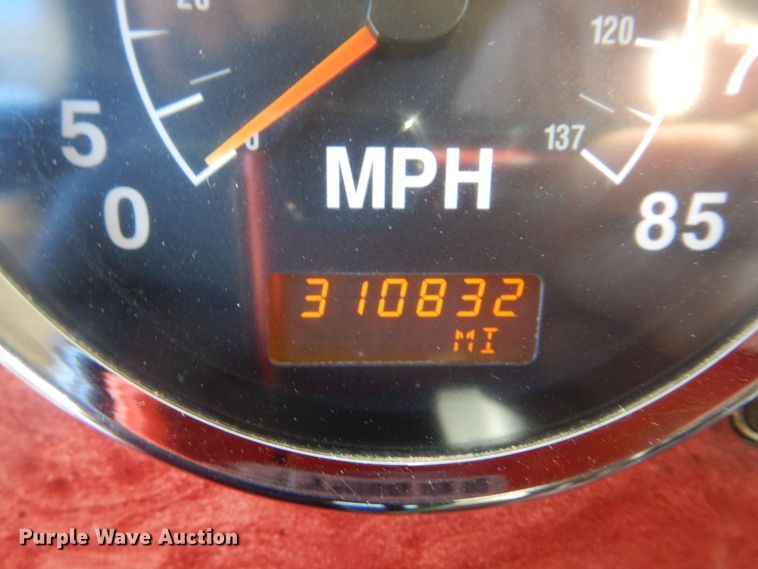 image for item HX9081 2004 International 9400i  semi truck