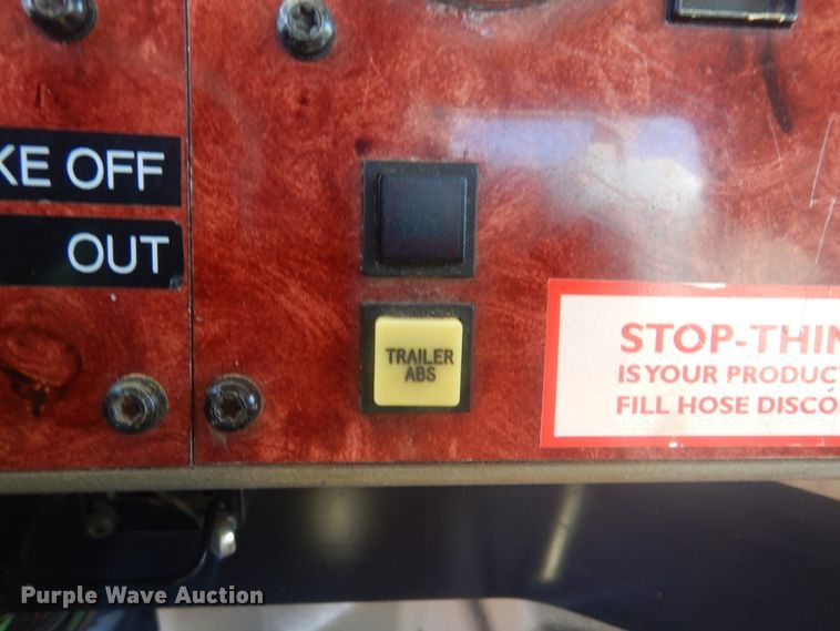 image for item HX9081 2004 International 9400i  semi truck