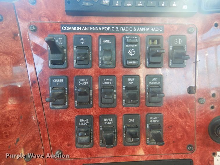 image for item HX9081 2004 International 9400i  semi truck