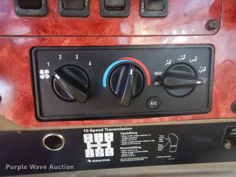 image for item HX9081 2004 International 9400i  semi truck