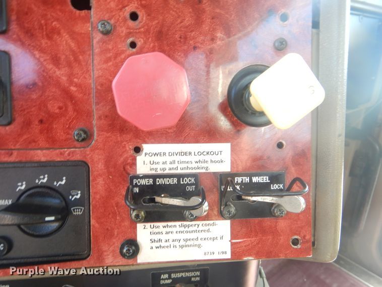 image for item HX9081 2004 International 9400i  semi truck