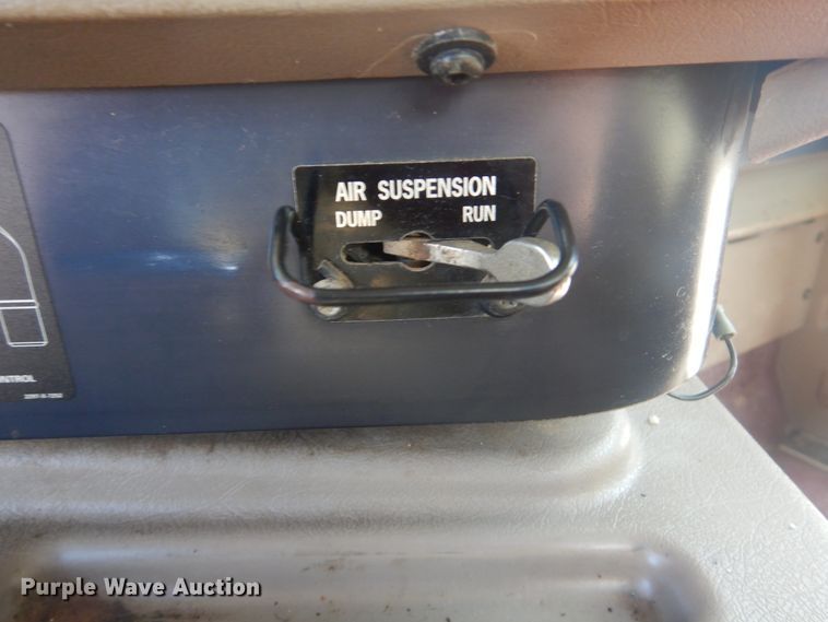 image for item HX9081 2004 International 9400i  semi truck