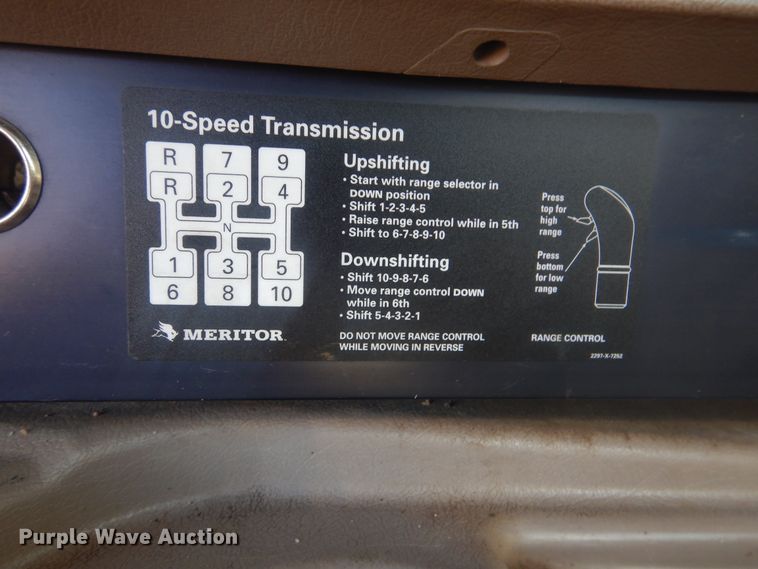 image for item HX9081 2004 International 9400i  semi truck