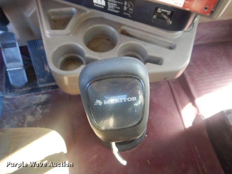 image for item HX9081 2004 International 9400i  semi truck