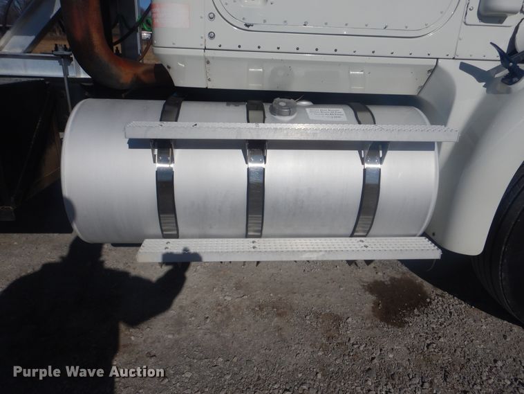 image for item HX9081 2004 International 9400i  semi truck