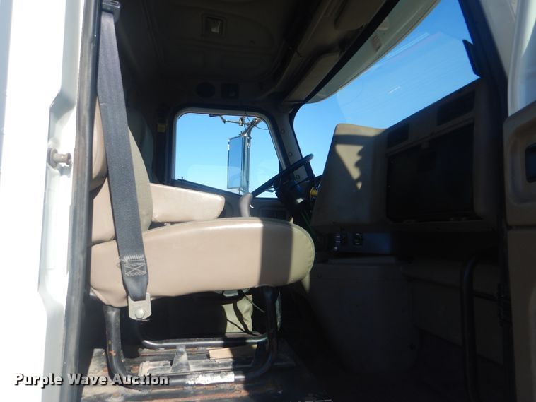 image for item HX9081 2004 International 9400i  semi truck