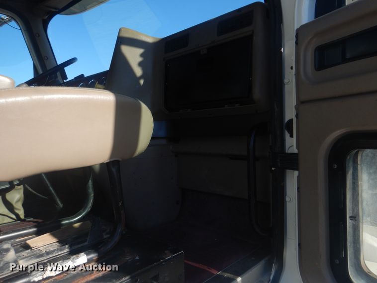 image for item HX9081 2004 International 9400i  semi truck