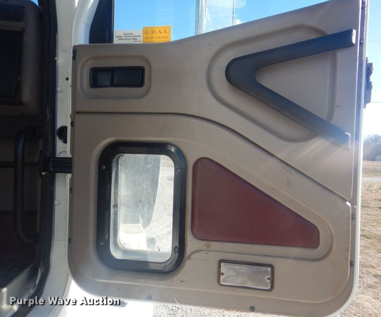 image for item HX9081 2004 International 9400i  semi truck