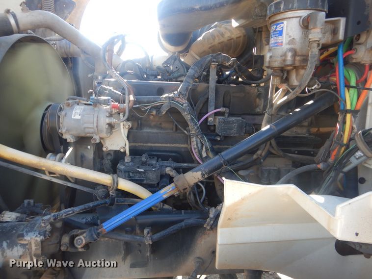 image for item HX9081 2004 International 9400i  semi truck