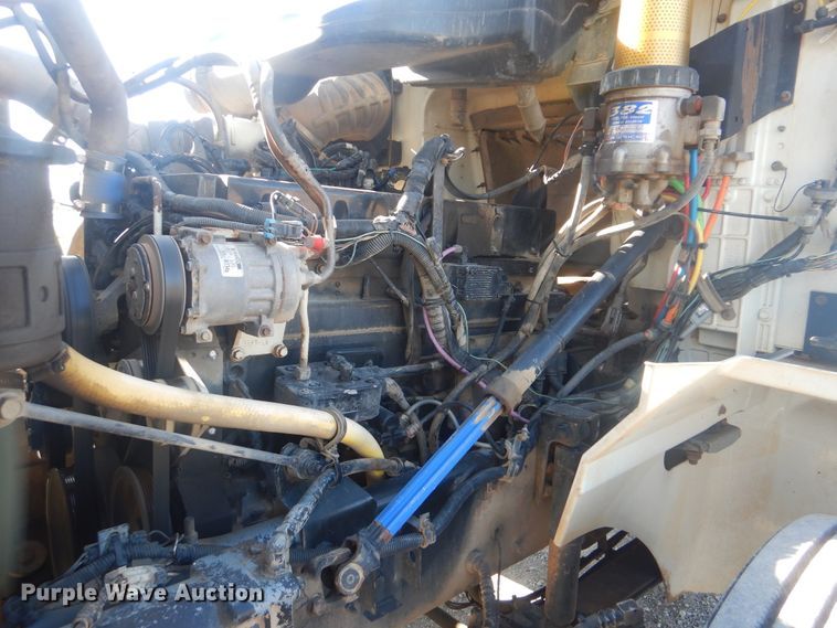 image for item HX9081 2004 International 9400i  semi truck