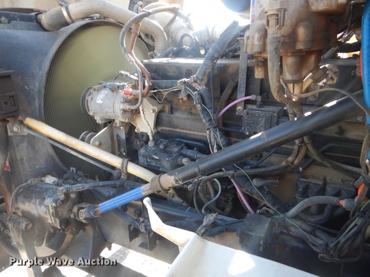 image for item HX9081 2004 International 9400i  semi truck