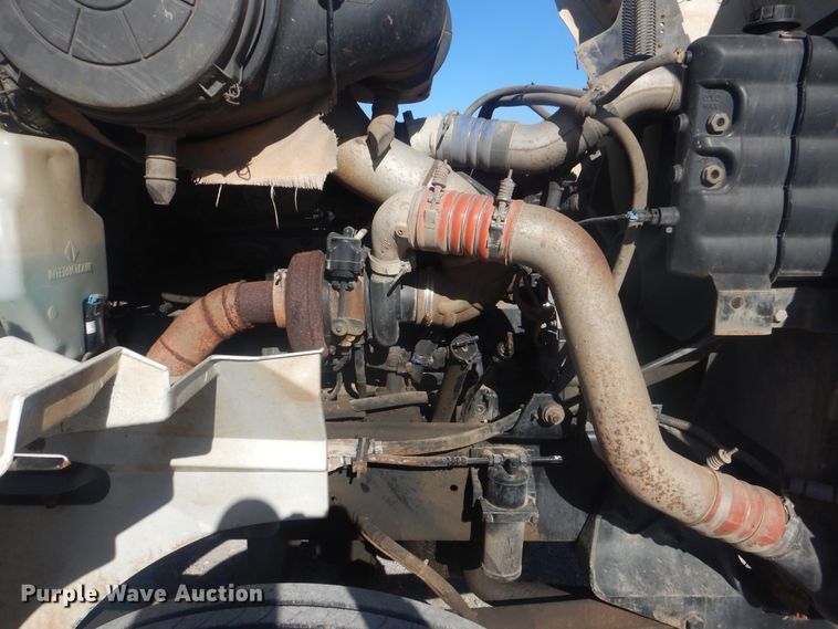 image for item HX9081 2004 International 9400i  semi truck