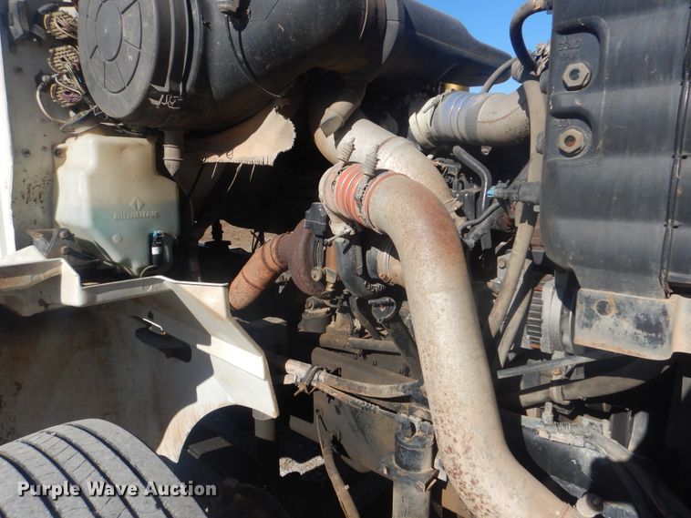 image for item HX9081 2004 International 9400i  semi truck