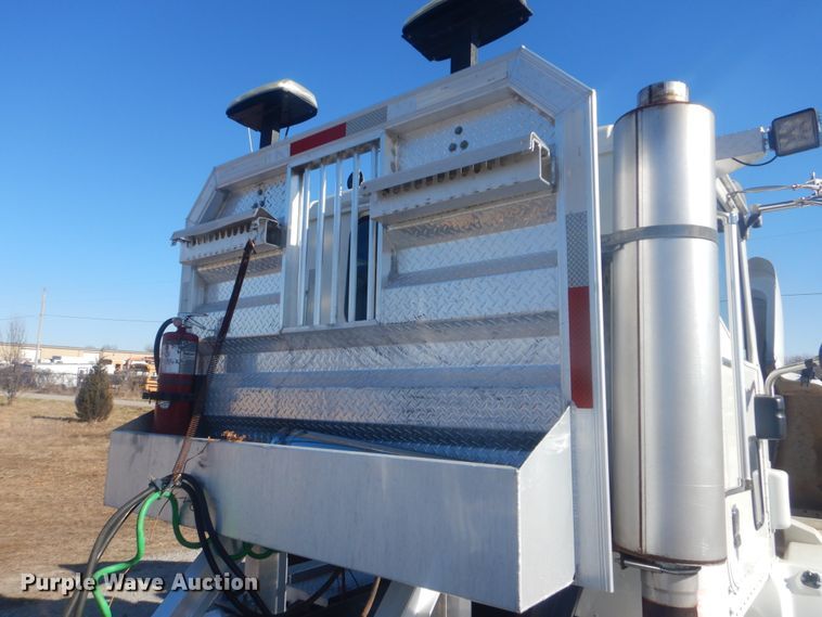 image for item HX9081 2004 International 9400i  semi truck