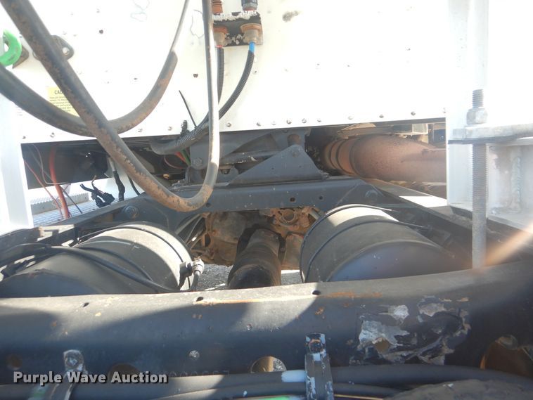 image for item HX9081 2004 International 9400i  semi truck